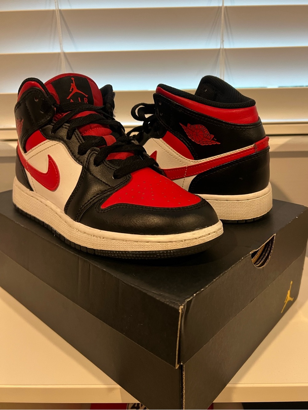 Nike Air Jordan 1 Mid - Black/Red/White